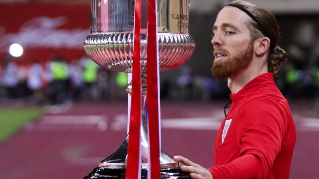 Iker Muniain toca el trofeo de la Copa del Rey antes de la final