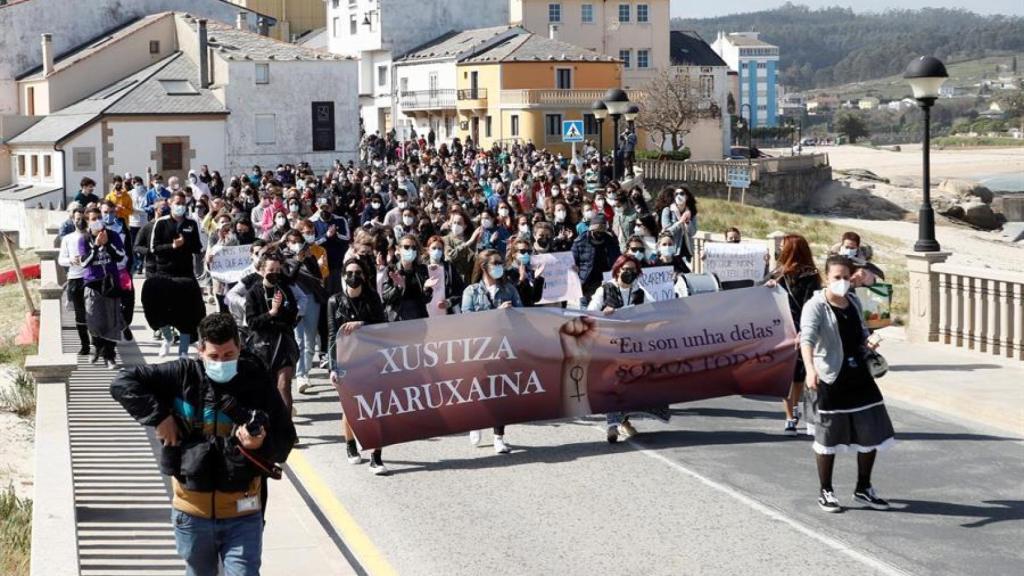 Cientos de personas se han manifestado en el pueblo con las mujeres afectadas.