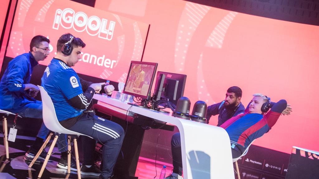 Adriman (a la izquierda) y MaestroSquad (a la derecha) durante la final del torneo