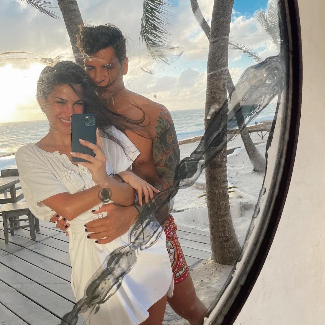 Carla Barber y Diego Matamoros en una foto en Tulum durante la Semana Santa 2021.