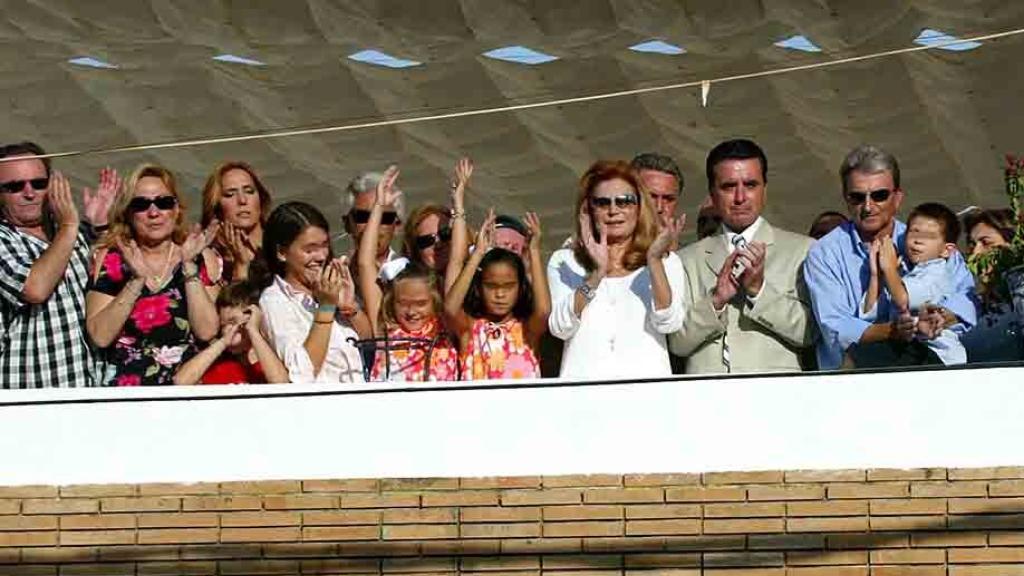 Rocío Jurado junto a toda su familia al completo en el balcón de su casa de Chipiona.