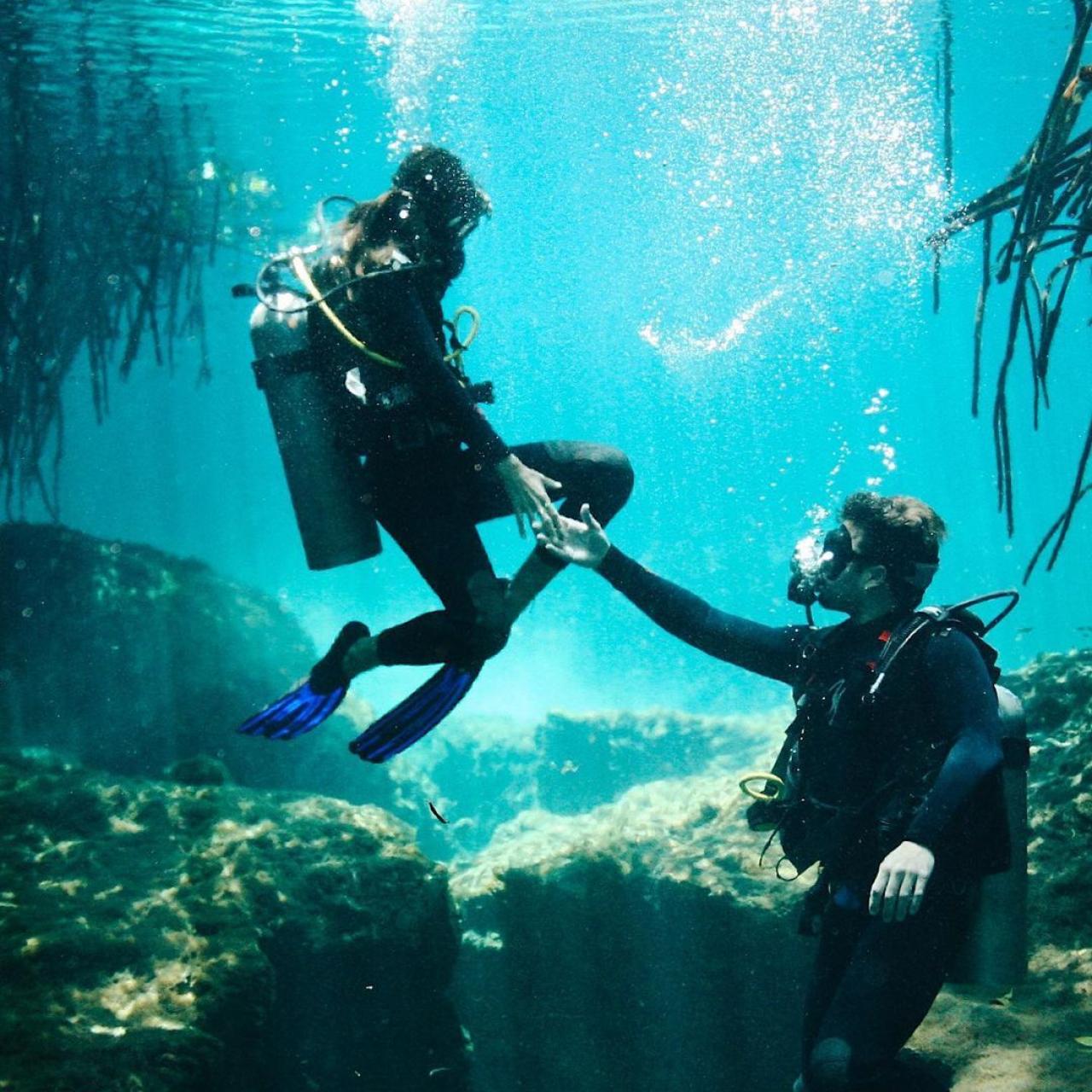 Susana y Guille durante la práctica del buceo en aguas de México.