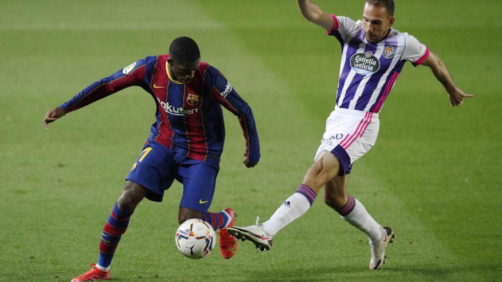 Nacho Martínez, del Valladolid, intenta quitar el balón a Ousmane Dembélé