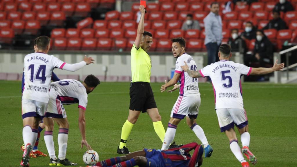 Jaime Latre enseña la tarjeta roja a Óscar Plano