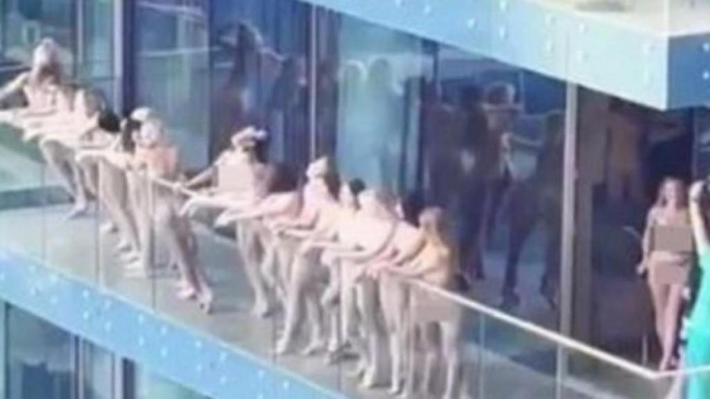 Un grupo de modelos asomadas desnudas a un balcón en Dubái.