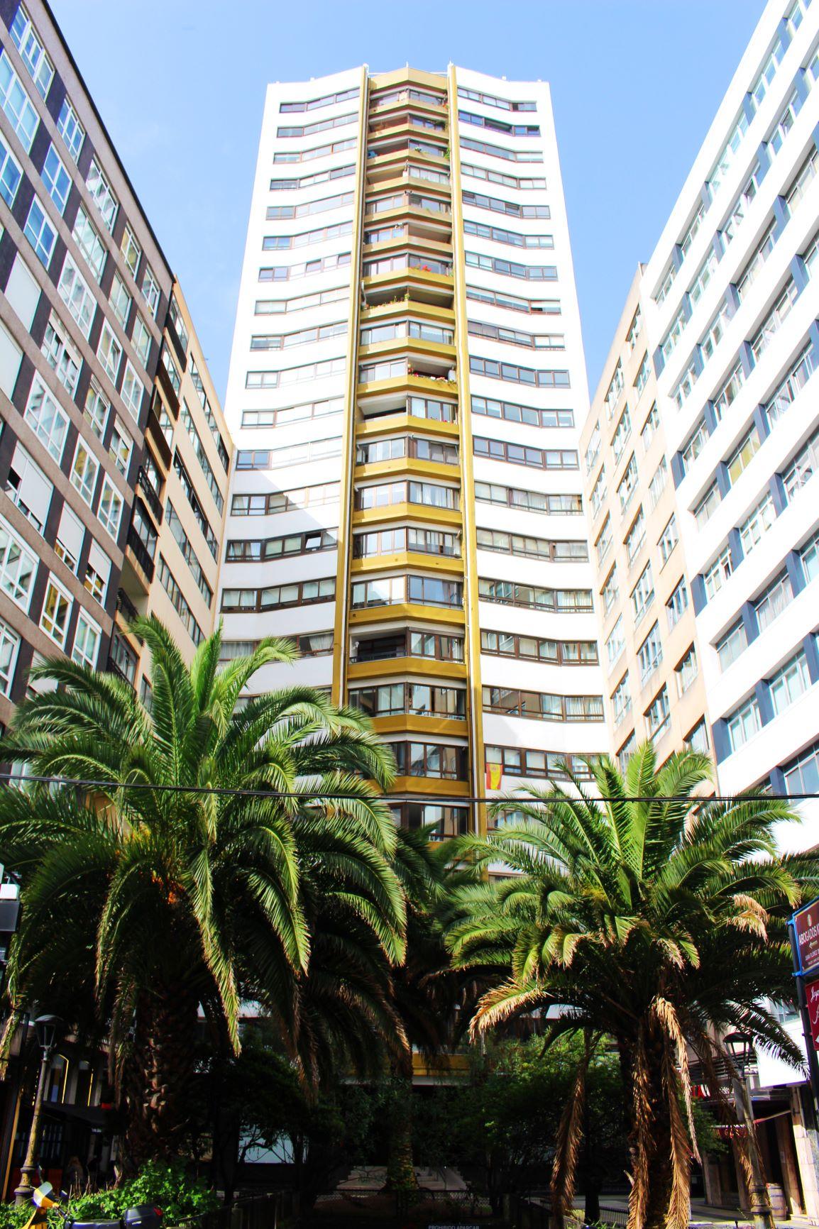 La arquitectura de los pioneros estaba basada en la eficiencia constructiva y en la optimización funcional, un camino diferente (…). Dentro de ese camino se encontraba la construcción en altura. 
(Texto y foto: Nuria Prieto)