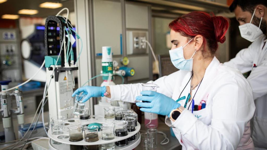 Una 'rastreadora' analiza unas muestras de agua residual.