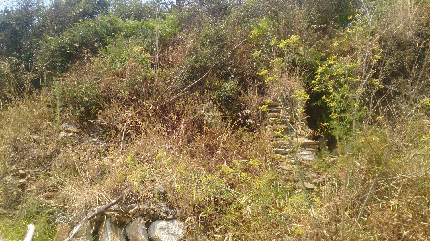 Muro romano conservado en la playa.