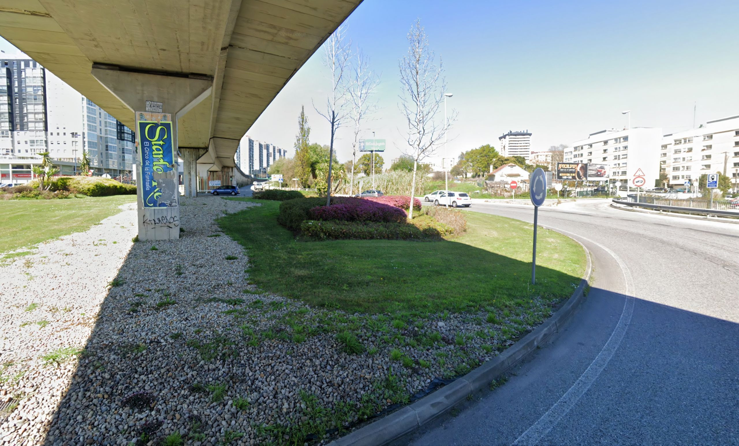 Rotonda de Teixugueiras, en Navia.