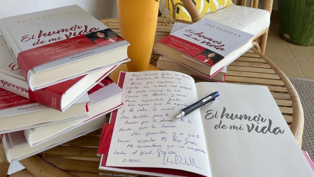 Imagen compartida por Paz Padilla, firmando ejemplares de su obra.