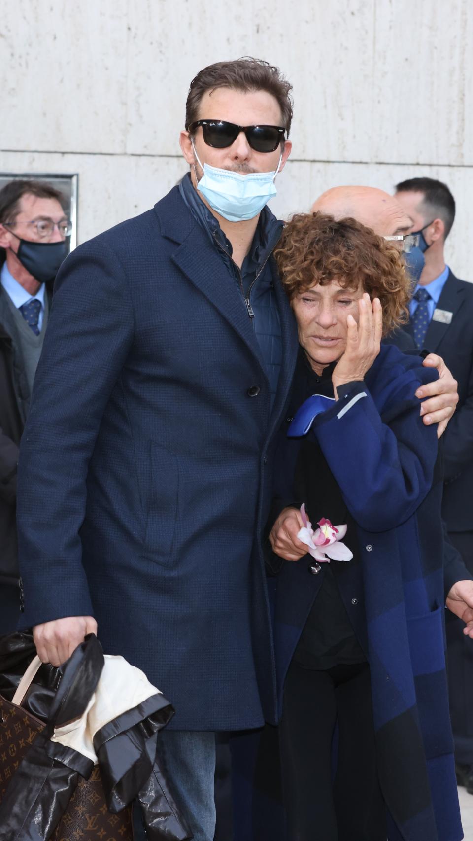 Rosa junto a su hijo Joan en el entierro.