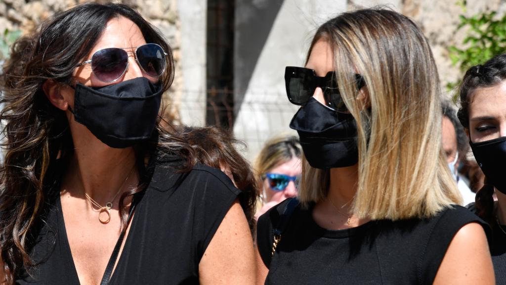 La humorista junto a su hija, Anna Ferrer, en una imagen del funeral de Antonio.
