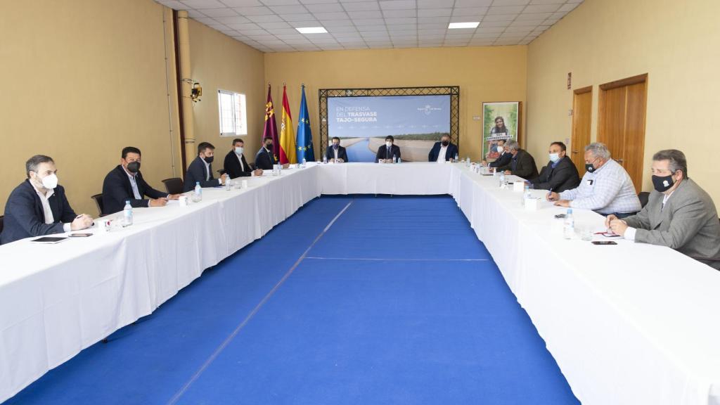 Reunión de organizaciones agrarias, empresariales y de regantes para defender el Trasvase Tajo-Segura.