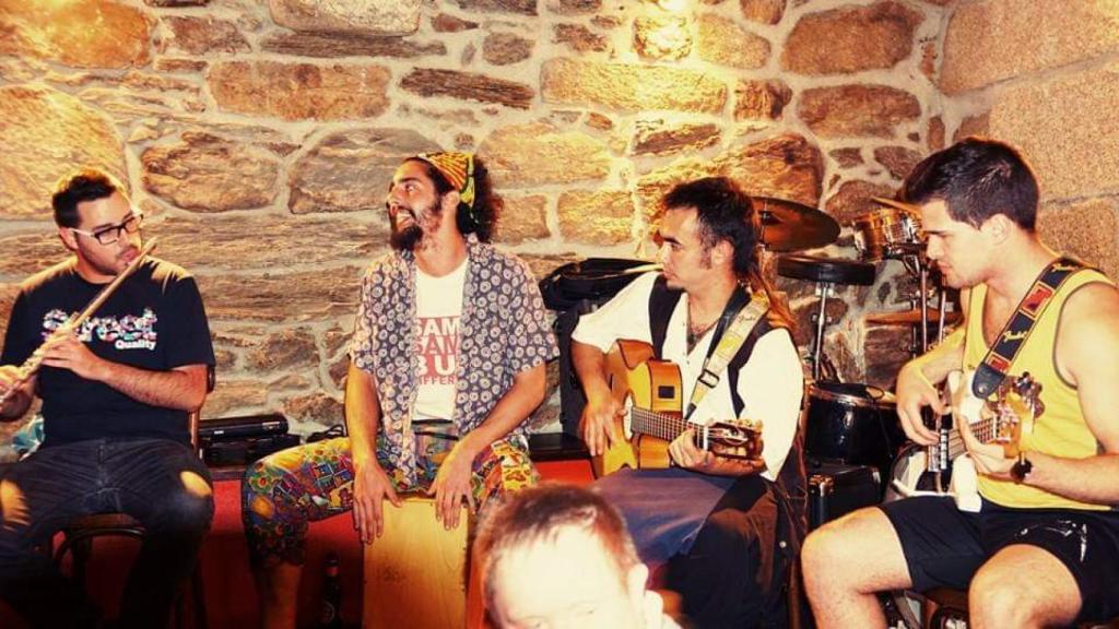 El calvario de Pablo (segundo por la izquierda) comenzó en 2018 cuando recogió en su coche a una familia de refugiados.