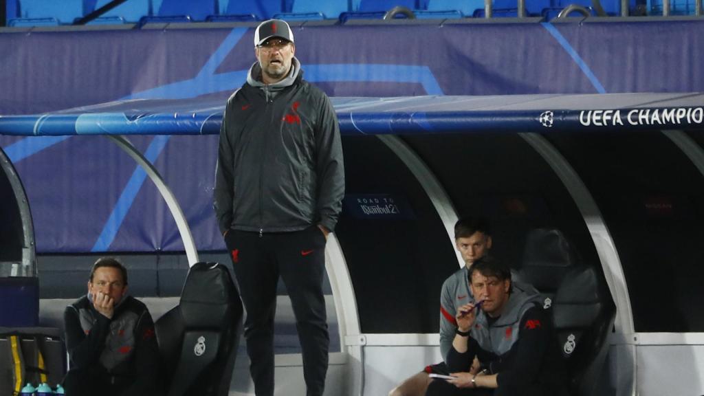 Juergen Klopp sigue el Real Madrid - Liverpool desde la banda del Alfredo Di Stéfano