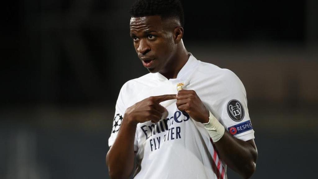 Vinicius se señala el escudo del Real Madrid