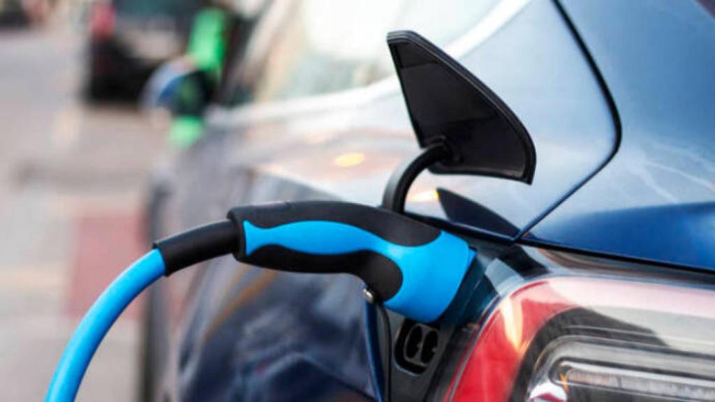 Imagen de archivo de un vehículo eléctrico enchufado a la red.