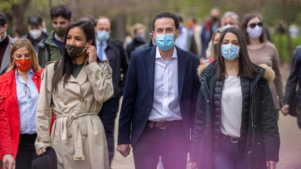 Edmundo Bal, flanqueado por Arrimadas y Villacís.