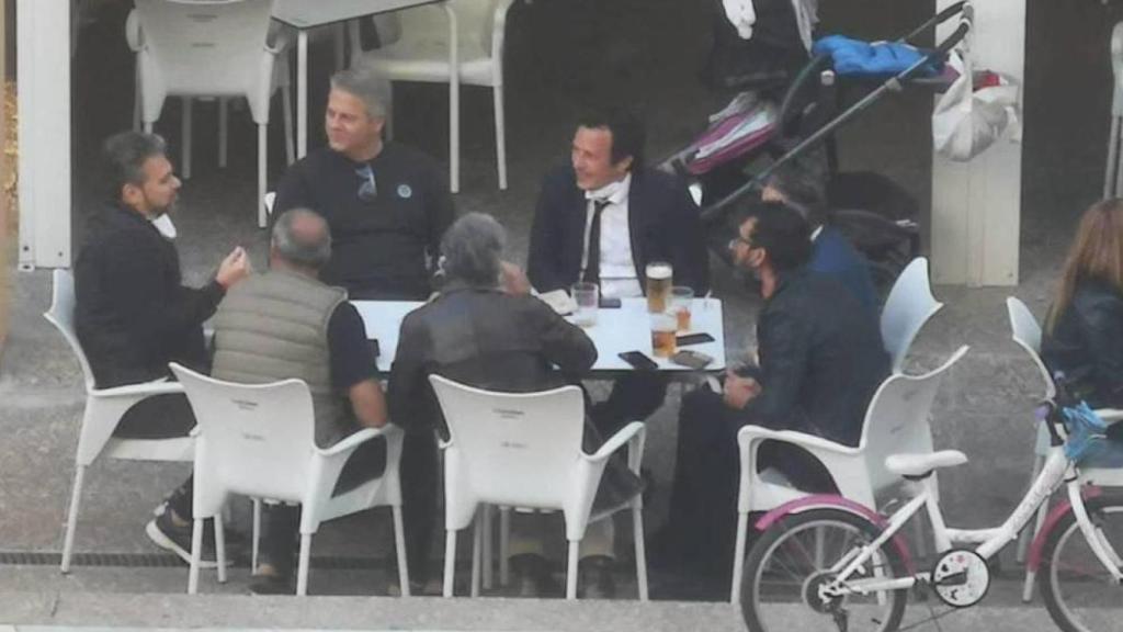 El alcalde de Cádiz, José María González 'Kichi', en un bar con seis personas.