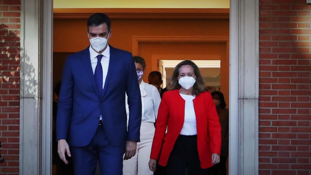 Pedro Sánchez y Nadia Calviño, con Yolanda Díaz en segundo plano, en la entrada del Palacio de la Moncloa.