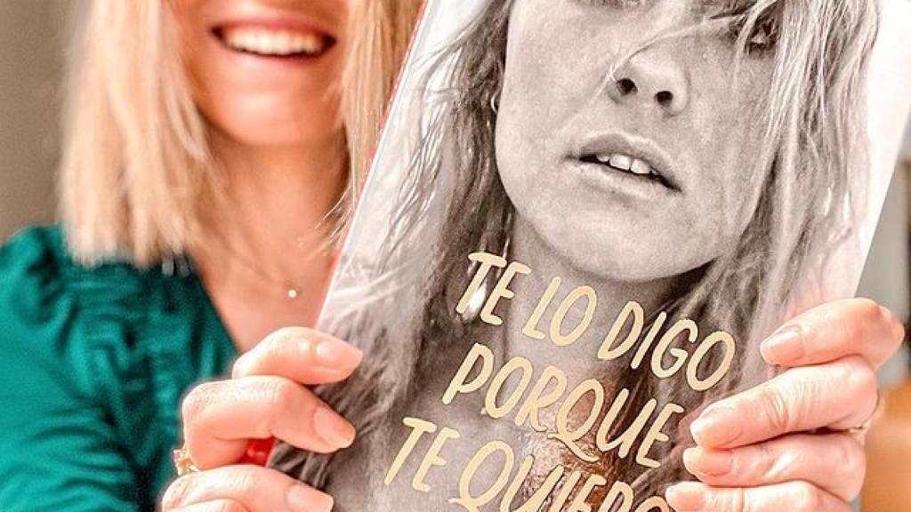 Lili Redondo, con la portada de su libro.