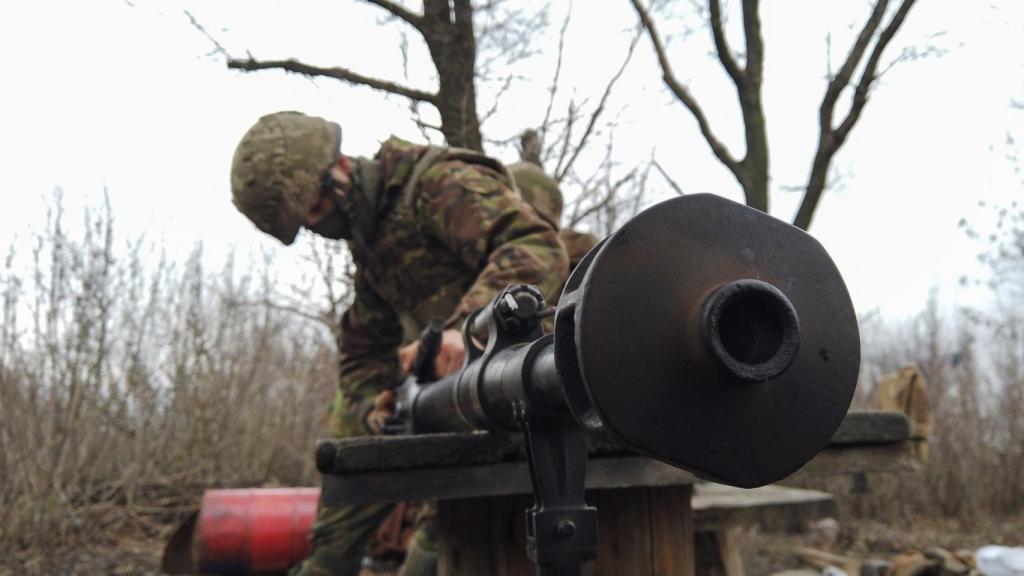 Un miembro de las fuerzas armadas ucranianas manipulando un arma en Donetsk.