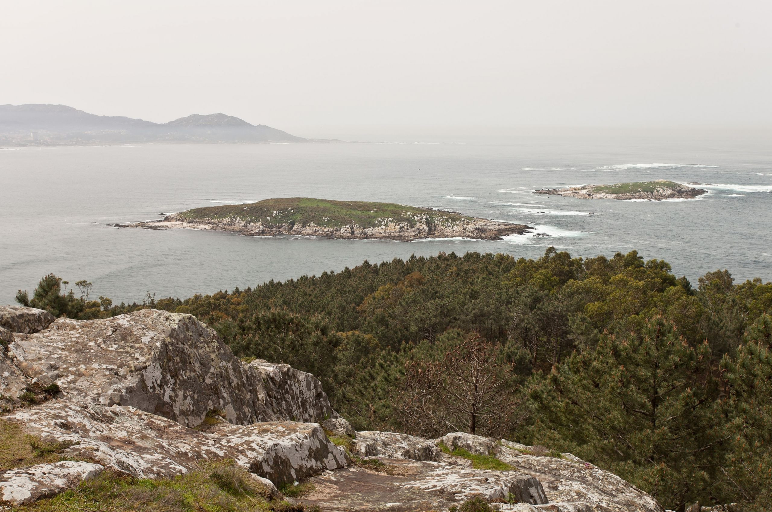 Vista de las Islas Estelas y, al fondo, las Islas Cíes.
