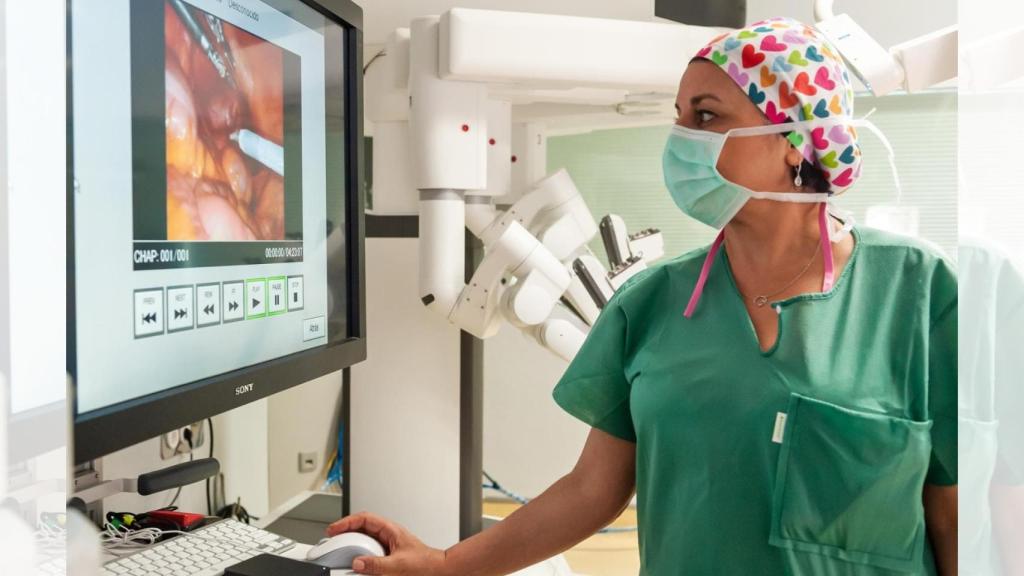 La doctora Rosa Darriba en quirófano