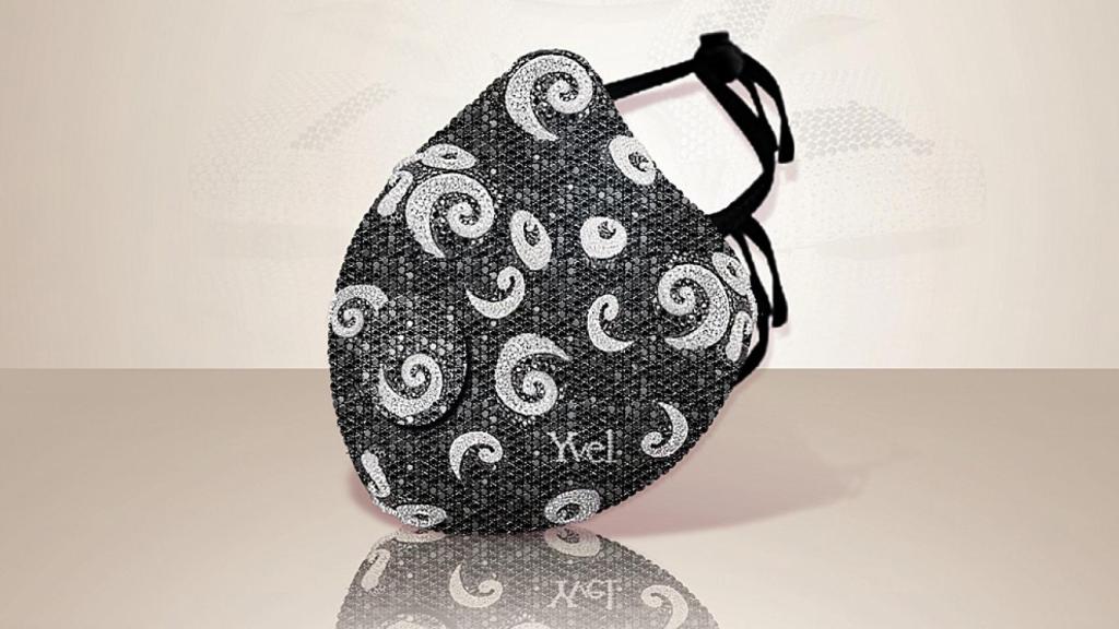 La mascarilla de oro y diamantes pesa 100 veces más que una mascarilla quirúrgica.