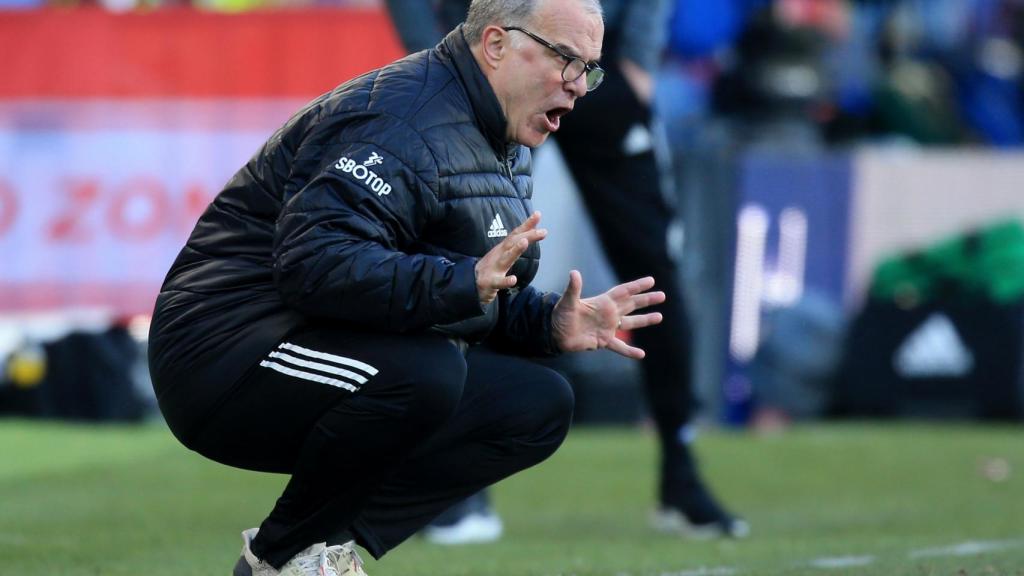 Marcelo Bielsa dando indicaciones en la banda