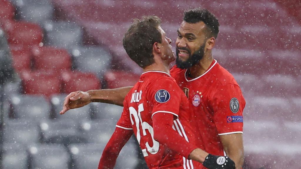 Thomas Müller celebra su gol con Choupo-Moting