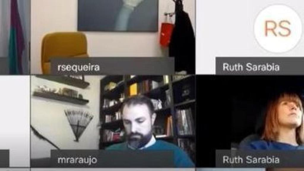 Captura del vídeo donde se aprecia a la concejala conduciendo durante la comisión telemática.