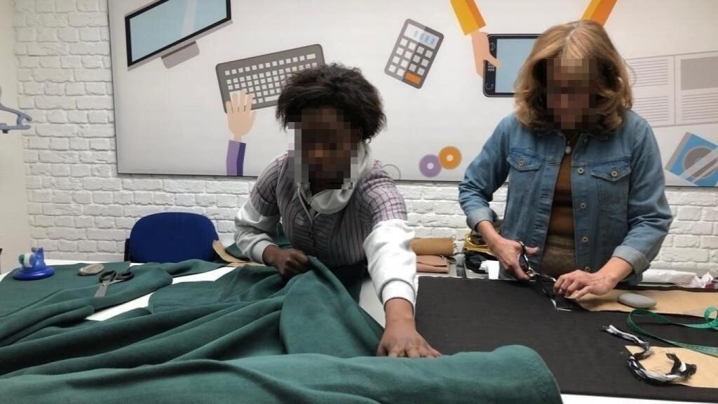 Dos mujeres confeccionan la colección Libre en el taller de APRAMP.