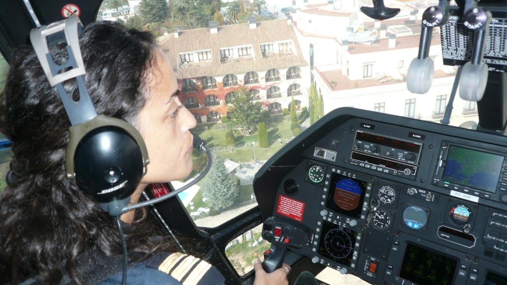 Laura Monclús pilotando un helicóptero Augusta 109 E.