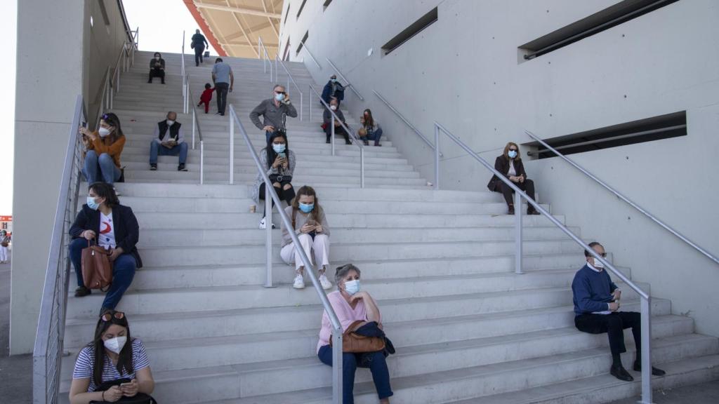 Colas para la vacunación en el estadio Wanda Metropolitano, en Madrid.