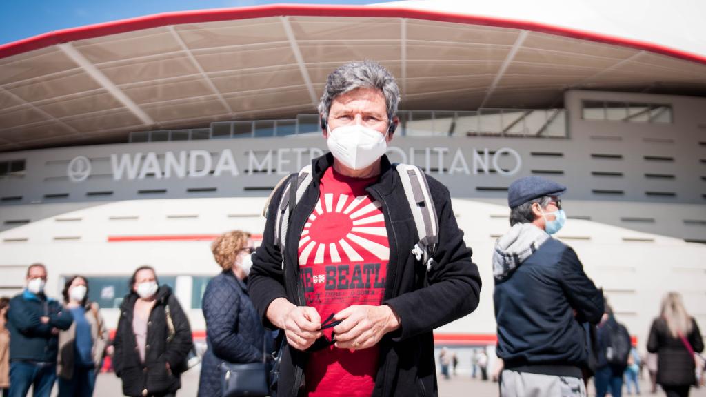 Ángel, jubilado de 63 años, a las puerta del Estadio Wanda Metropolitano.