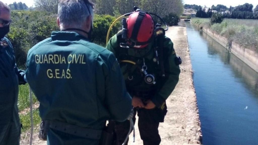 Equipos GEAS junto al canal de Massarrojos.