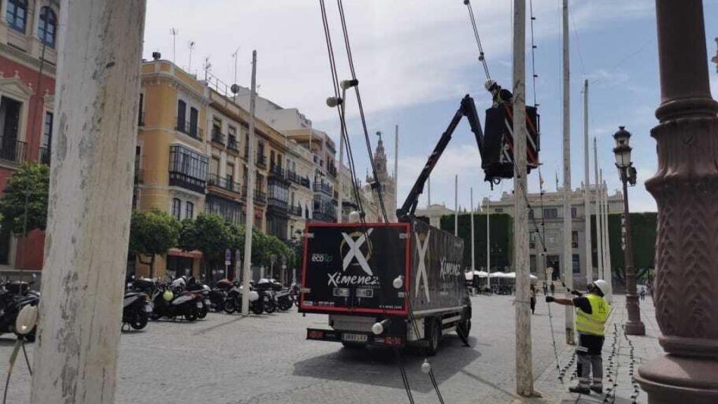 Operarios de Ximenez Iluminación en Sevilla