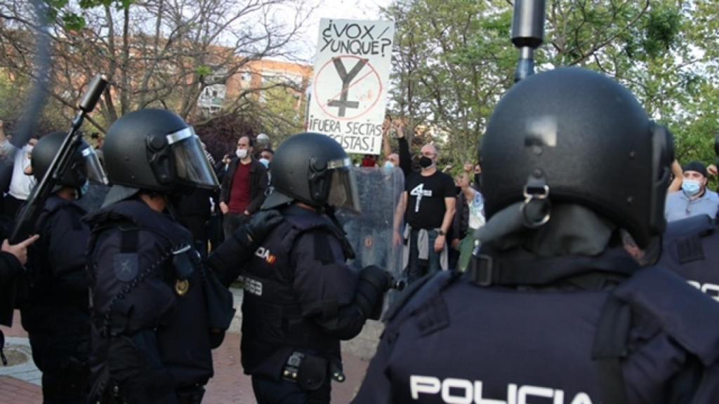 Manifestantes frente a los agentes antidisturbios.