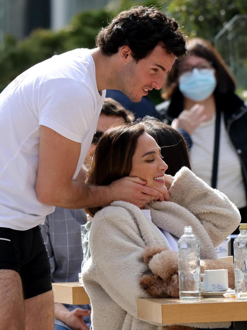 Íñigo y Tamara, de lo más enamorados en plena calle.