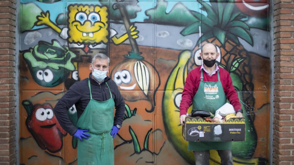 Javi y Jose, a las puertas del almacén de su frutería.