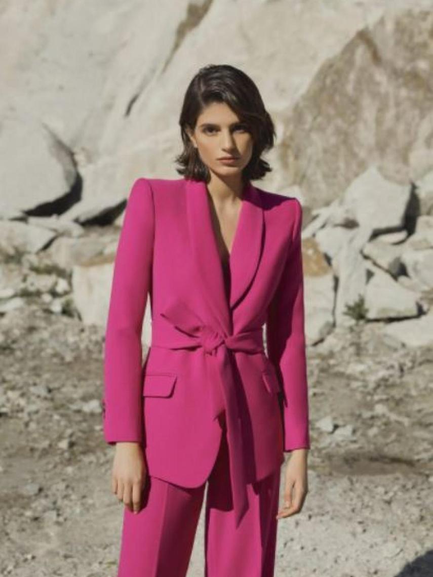 El traje fucsia que ha elegido Rocío Carrasco para contar su historia.