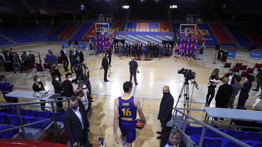 Pau Gasol saliendo al Palau Blaugrana en su presentación con el Barça