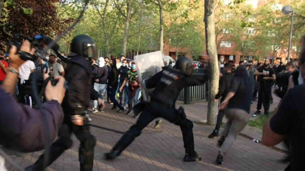 Una de las cargas de los agentes de la UIP ante los manifestantes contrarios a Vox.