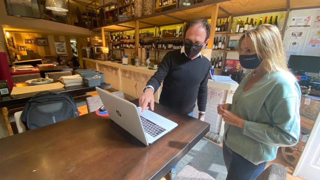 La delegada de la Xunta en Vigo visita un local del centro de la ciudad.