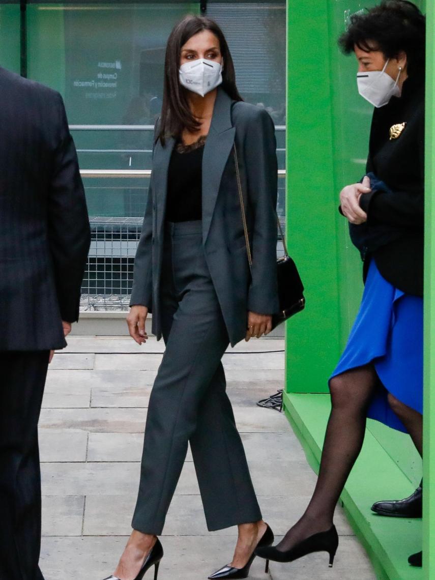 La reina Letizia con un estilo 'working girl'.