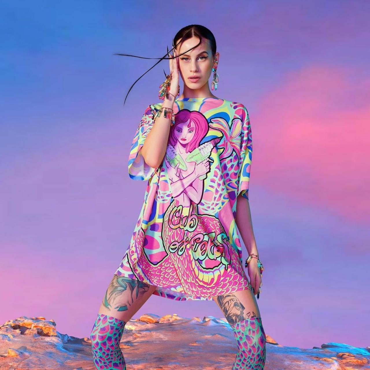 Milena con uno de los vestidos coloridos que Escoté ha diseñado para Desigual.