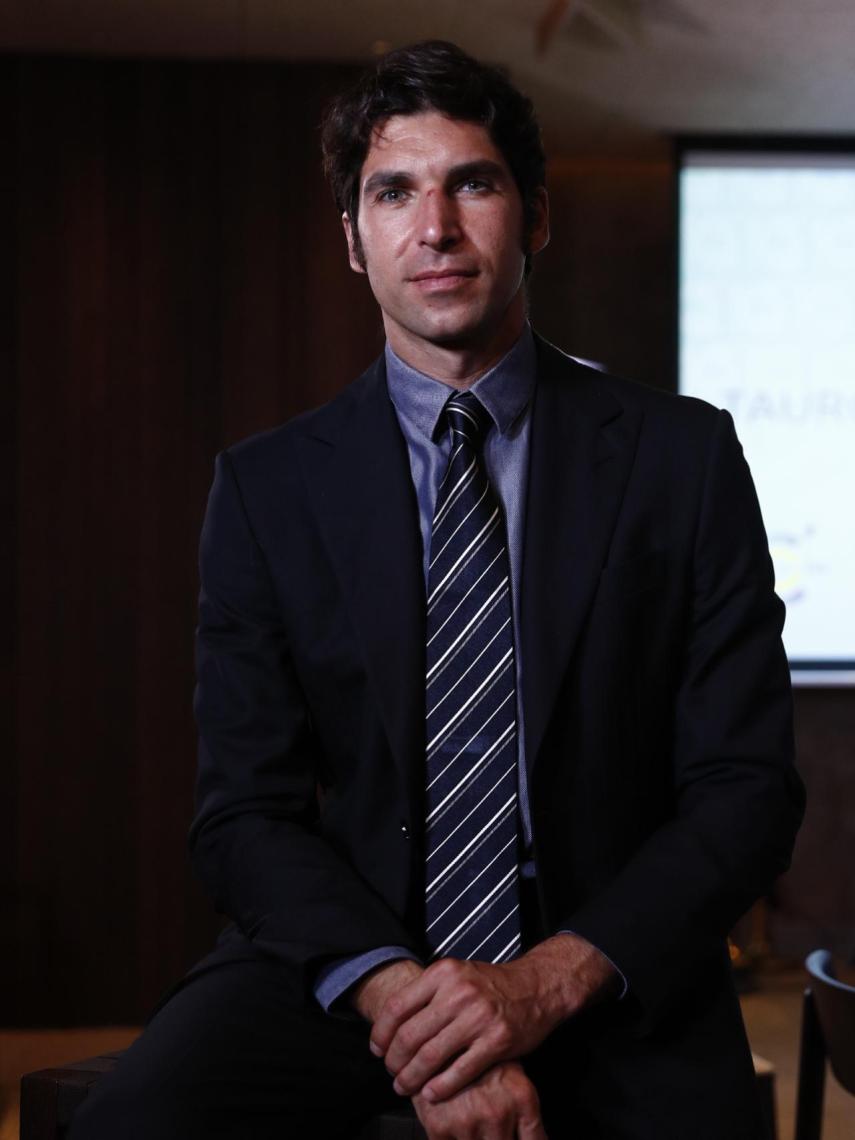 El torero ¿cambiará el traje de luces por el uniforme de piloto?