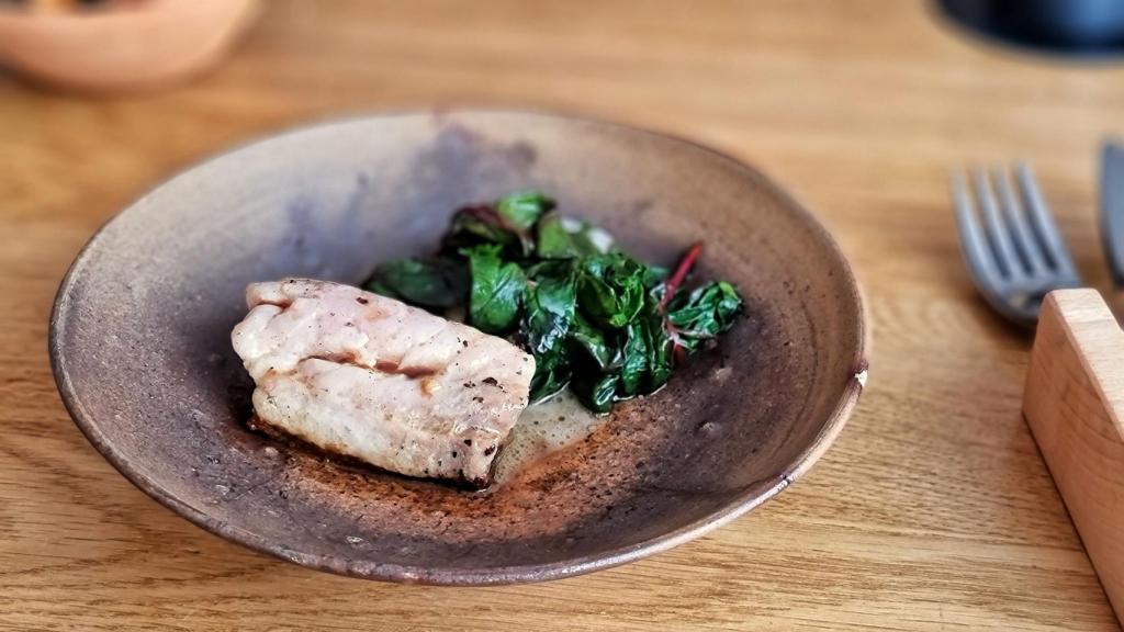 Jurel, ponzu, coco y acelgas