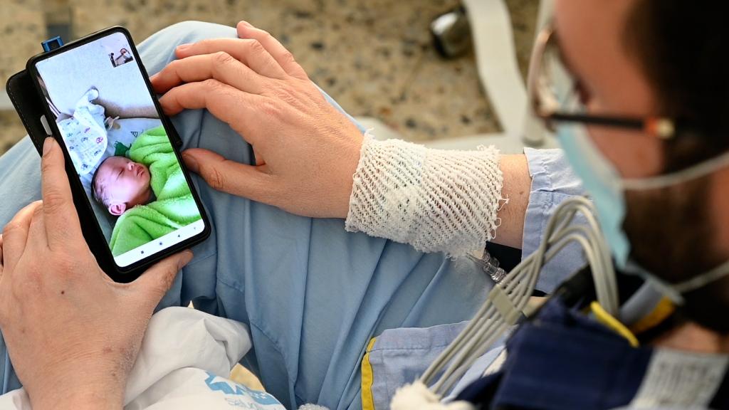 Su hijo llegó con un corazón bajo el brazo para él.